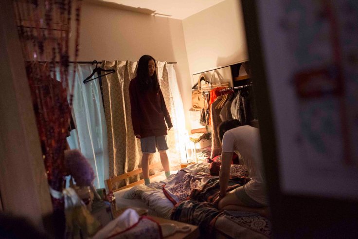 【她不知道那些鳥的名字】劇照_-阿部貞夫(右)從一開始不純潔按摩，改而跪著幫對方手淫，儼然成了蒼井優(左)洩慾的工具人。