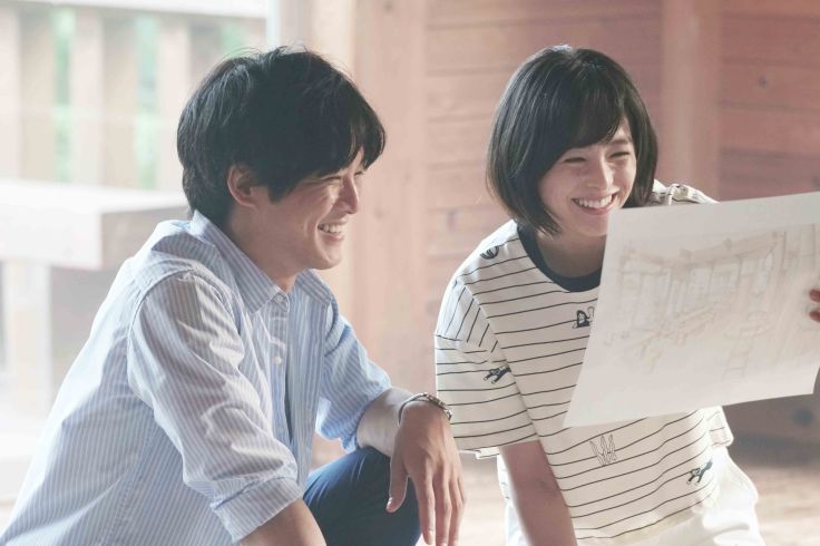 【百合心】_劇照-松坂桃李(左)在《百合心》中飾演的亮介儼然是個陽光暖男,夢想和心愛的未婚妻千繪(清野菜名_飾)(右)攜手經營咖啡廳