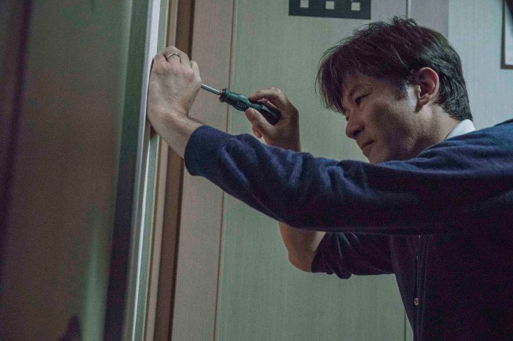 【親愛的外人】劇照-本片邀請到近幾年跨足好萊塢的日本影帝淺野忠信,飾演平易近人的居家型父親.信