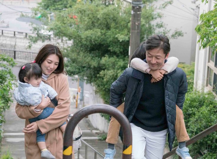 【親愛的外人】劇照-相對於淺野忠信(右)的版本,平時溫文儒雅的田中麗奈(左)獨自唱起歌來更是豪放無比