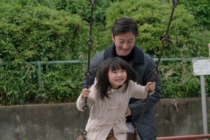 【親愛的外人】劇照_-除了演員身份外,淺野忠信(後)還是日本放克龐克樂團「SODA!」的主唱,為了演繹普通上班族令人尷尬的歌喉,樂團主唱