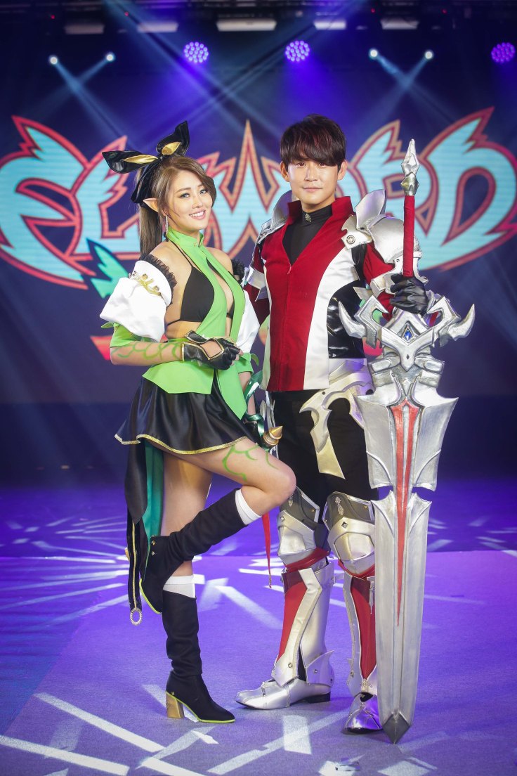 琳恩、乃榮婚後首度同台化身遊戲橘子旗下《艾爾之光》遊戲角色「最性感蕾娜」及「最帥氣艾索德」登上首座遊戲界時尚伸展台.jpg