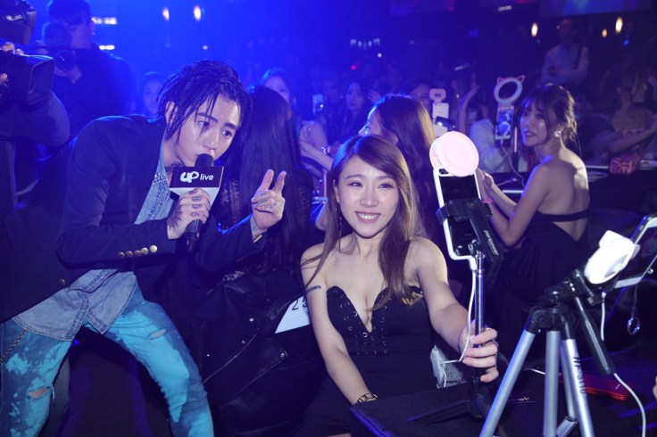 謝和弦熱歌勁舞與主播們互動