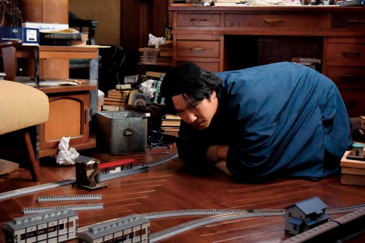 中影國際0204劇照：堺雅人在【鎌倉物語】中飾演熱衷於電車模型收集的鐵道迷