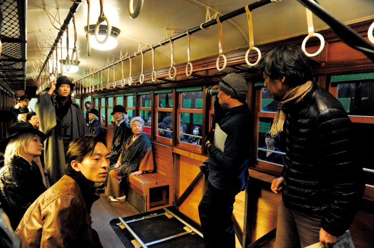 中影國際0204花絮照：為電影打造出的電車，不但大小跟實物相同，連吊環、座位、置物架等等的內部物品配置都神還原.jpg