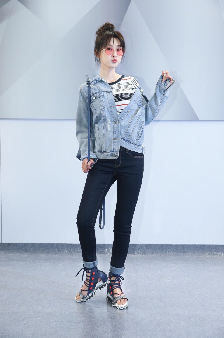 模特兒經歷豐富的陳珮騏示範閨蜜聚會裝扮，透過一點鞋履上的小心機就能在姊妹群中耀眼突出！洗版IG！