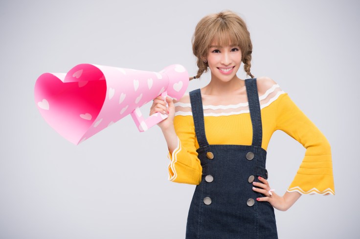 CINDY袁詠琳在空中替聽眾接線告白傳話