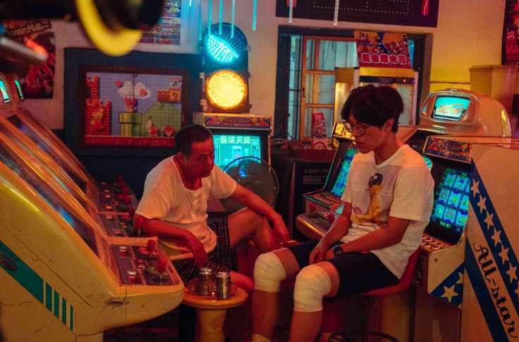 《花甲》蔡振南盧廣仲父子電動間談心首曝光_氧氣電影提供