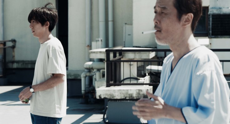 【多桑不在家】劇照-高橋一生(左)在劇本階段就開始參與討論，並給予很多意見，甚至片中部分橋段也來自高橋一生的親身經歷