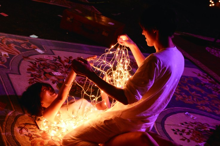 【裸睡美人】劇照-首次擔綱主演的櫻井友紀在片中犧牲色相露點演出，一下僅穿著內衣在住家屋頂大跳艷舞、一下全裸與高橋一生滾床單 (1).jpg