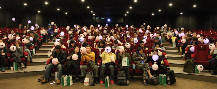 中影國際0227新聞照：因應【鎌倉物語】元宵節檔上映_試片會上觀眾提燈籠入場