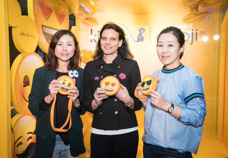 圖3-KIPLING以活潑逗趣的emoji圖樣設計包款，超Q設計融化你的心（左起：KIPLING亞太區行銷總監Cheryl_Kow、KIPLING全球總裁Vera_Breuer、KIPLING台灣品牌