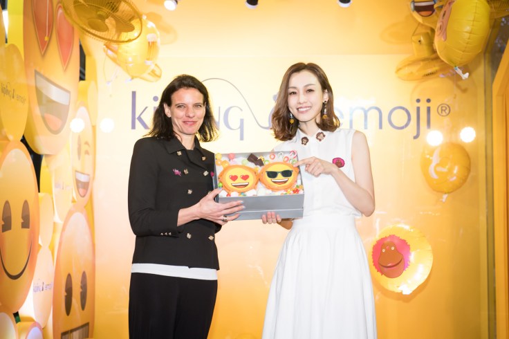 圖4-KIPLING全球總裁Vera_Breuer現場贈送KIPLING_X_emoji亞洲限定聯名「表情包」給台灣首位代言人范瑋琪。