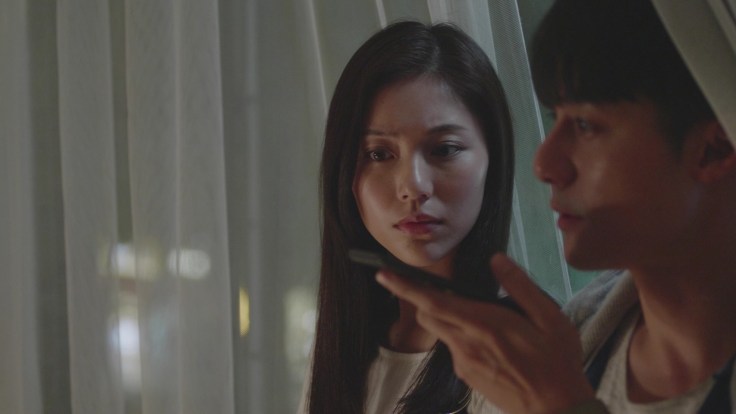 (左起)水沢惠麗奈和廖科溢在《果然愛情很麻煩》中以手機翻譯溝通心事-01