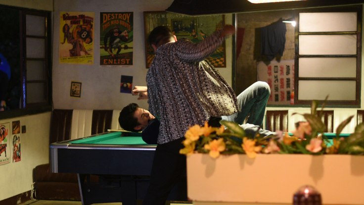 星泰娛樂提供04李玉璽被保鏢抓頭撞桌子，笑虧自己在武打這場戲主要都是被打