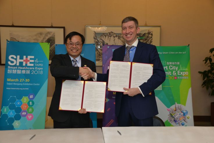 2018智慧城市閉幕新聞稿照片-台北市電腦公會黃鋆鋇副總幹事與俄羅斯韃靼斯坦經濟特區局長Igor Nosov簽署新創產業合作備忘錄.jpg