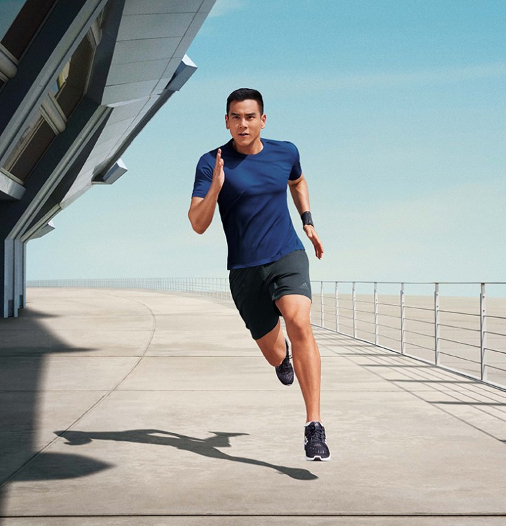 4.adidas代言人彭于晏全身穿著CLIMA系列疾速穿梭在城市間展現過人體能，帥氣詮釋「逆境開練」的精神與態度。.jpg