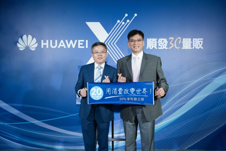 【HUAWEI】華為技術台灣總代理訊崴技術總經理_雍海_與_順發3C量販董事長_吳錦昌_攜手合影,象徵HUAWEI與順發3C深度策略合作正式啟動_!.jpg