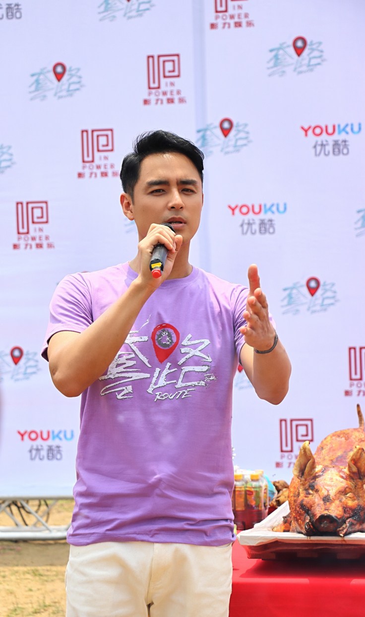 明道用英文與現場工作人員打招呼