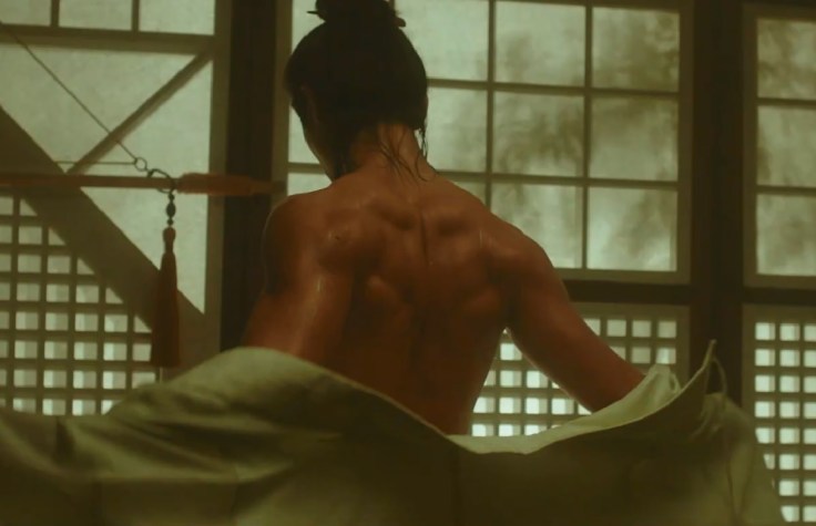 網路截圖_姜敏赫為《野蠻公主玩婚記》大秀「麒麟背」 - 複製