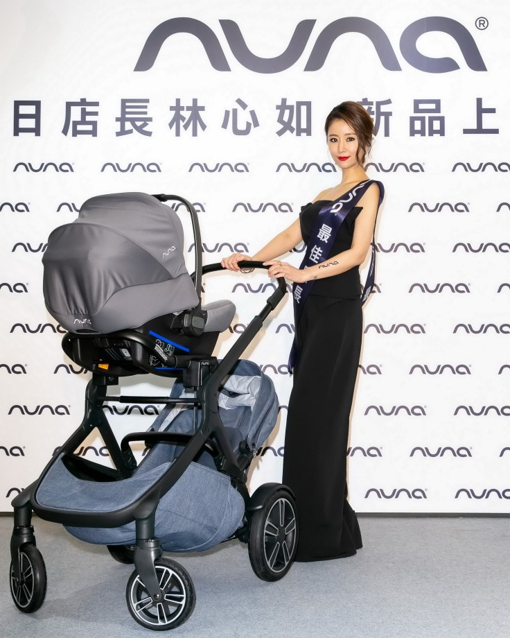 【Nuna_新聞圖片】荷蘭育兒精品Nuna邀請一日店長林心如展示Demi_grow推車，輕鬆變換33種不同使用模式，滿足不同育兒需求。_2.jpg