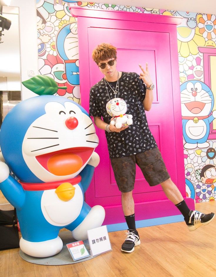 哆啦A夢狂粉小鬼喊包色_穿出今夏最潮都會雅痞風格.jpg