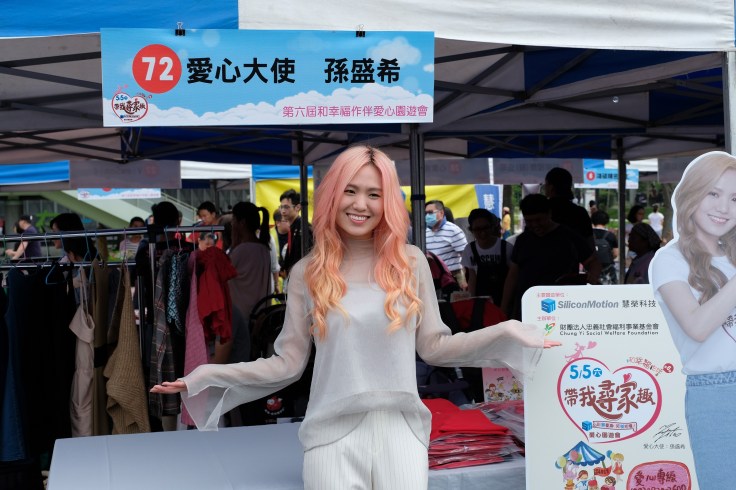 孫盛希擔任愛心店長號召義賣.JPG