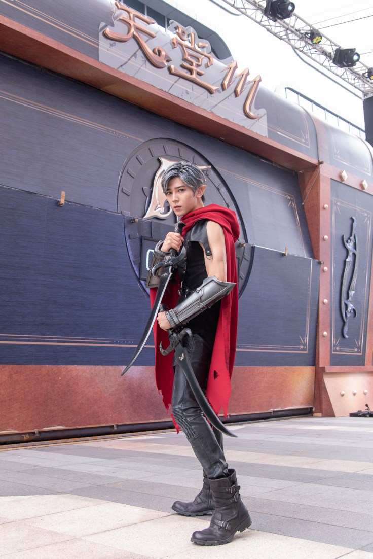 04-《天堂M》最帥鐵粉畢書盡大秀手臂肌肉線條 化身「黑色妖精」挑戰角色扮演.jpg