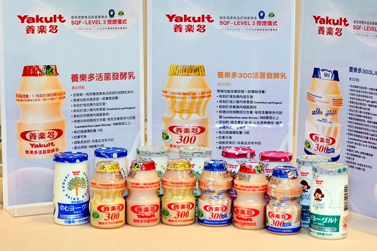 養樂多獲國家健康食品認證，其中養樂多300LIGHT(前排右2)是全台唯一獲得衛生福利部「國家健康食品三認證」的發酵乳.JPG