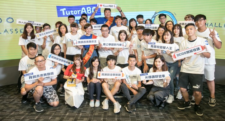 03. TutorABC「百人百堂英語大挑戰」活動大使林彥君及哈孝遠，與參賽者代表合照，一起搶奪美國舊金山來回機票.jpg