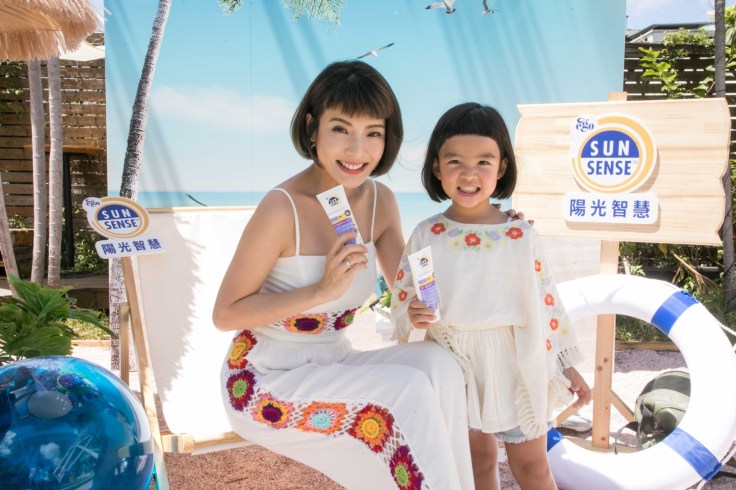 【新聞照4】超人媽咪徐小可表示「SUNSENSE陽光智慧益敏物理性防曬乳」質地極致乾爽，宛如「零感防曬」，擦了就像沒有擦一樣，是自己和女