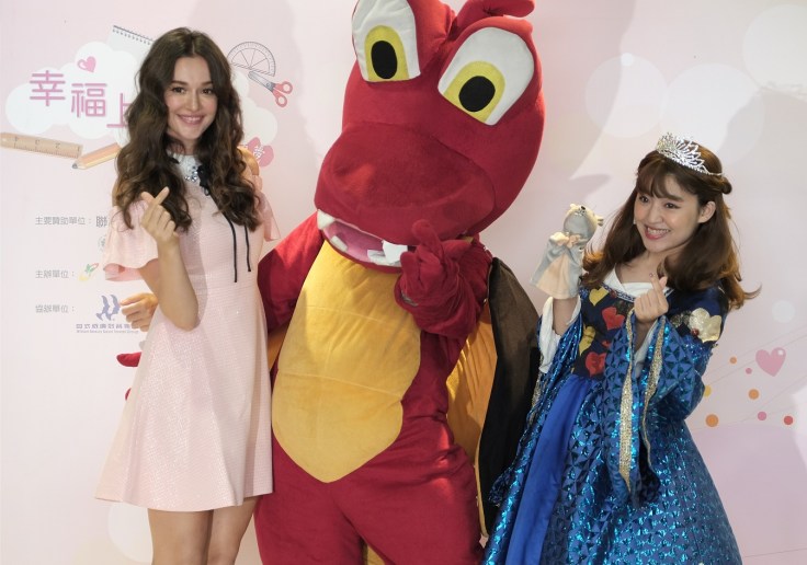 瑞莎與蘋果劇團演員合照