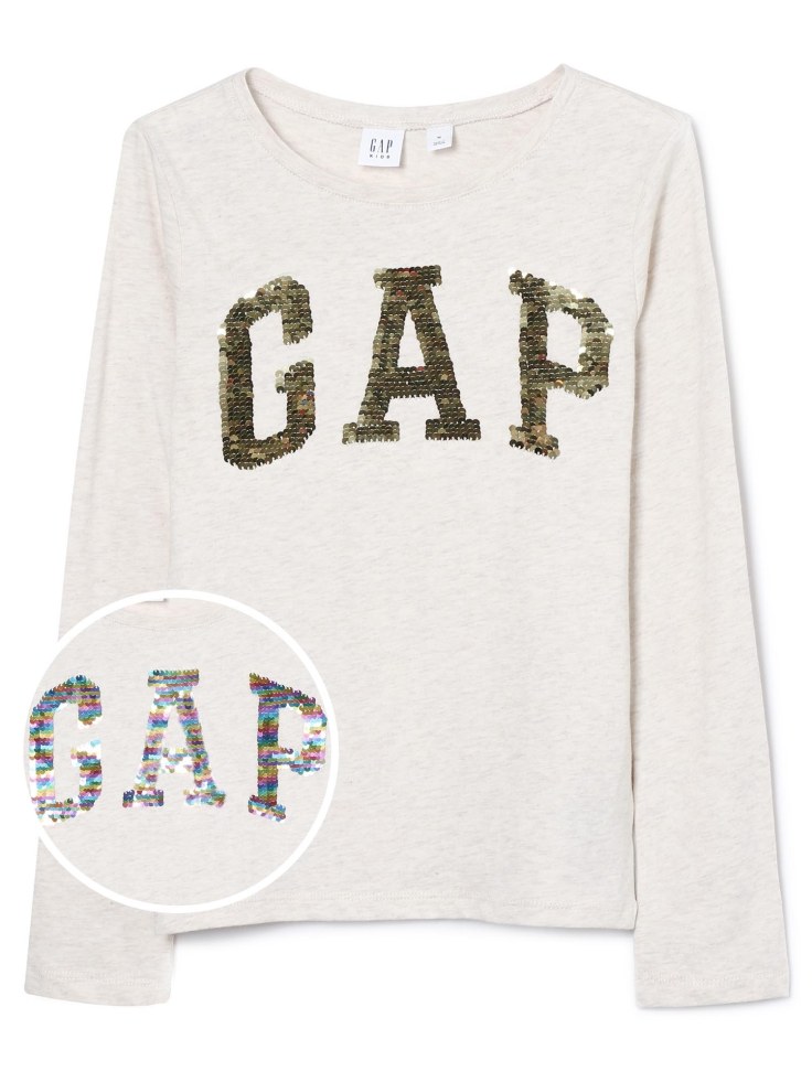 04.女童裝推出多款雙色亮片設計，輕播亮片的炫麗特效，極致翻玩GAP經典Logo徽標