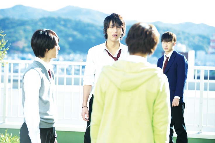 【虹色時光】劇照-中川大志(中)在片中，因帥氣的外表成為一位花花公子，手機通訊錄裡滿滿都是女孩的聯絡電話，每天盡想著今天要跟哪位