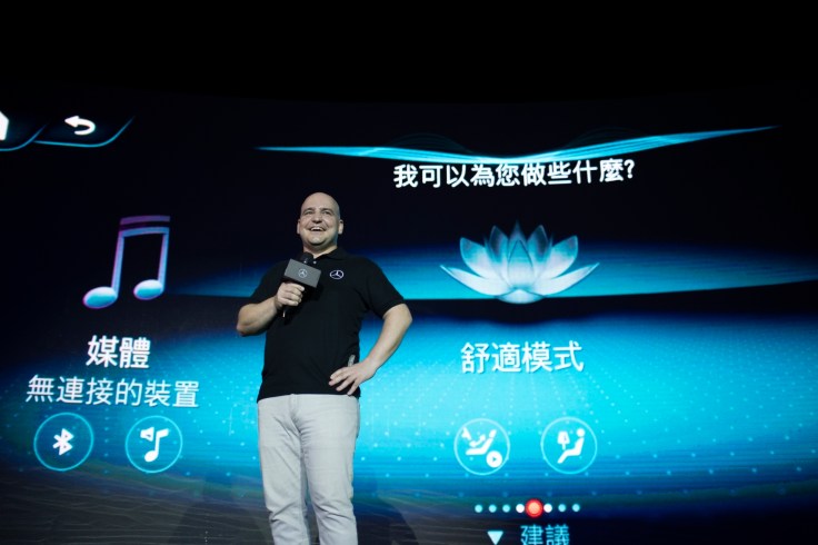 台灣賓士轎車行銷業務處副總裁何睿思(Markus Henne)在介紹之中大秀MBUX智能聲控的驚人功能