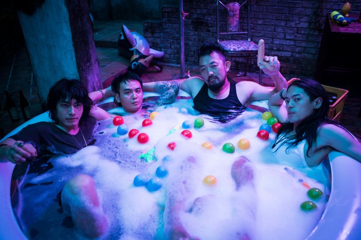 星泰娛樂提供02獨裁者樂團五個男生玩水槍、互潑、泡幼兒水池