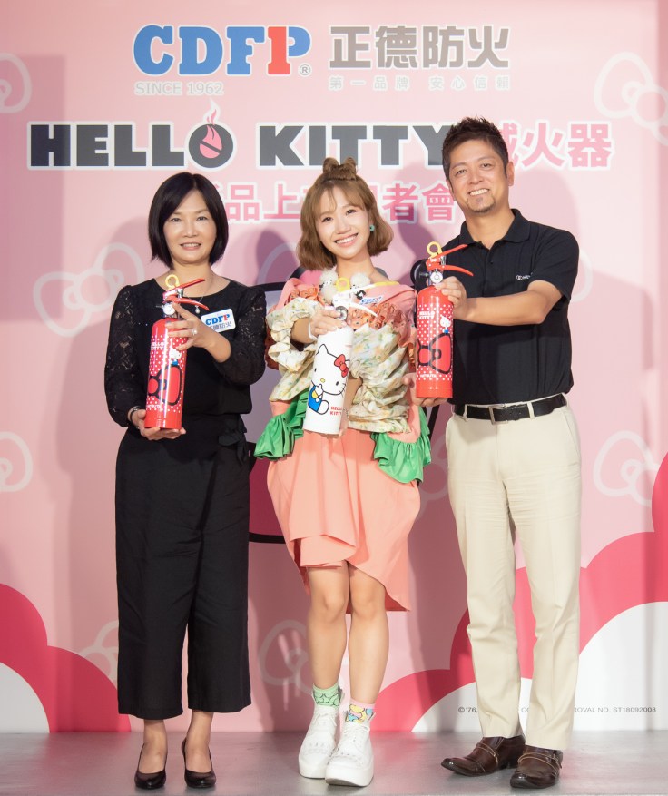 正德防火工業股份有限公司董事長郭貴蓉小姐(左)、Lulu黃路梓茵(中)與初田製作所海外販売部課長片岡亮(右)推薦消費者Hello Kitty家用滅火器.jpg