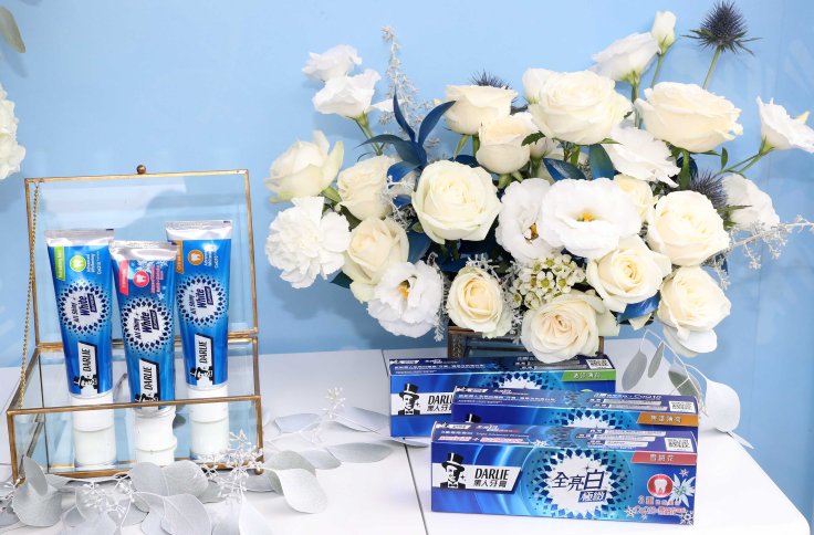 5. 全新黑人全亮白極緻推出含雪絨花成分的美妝牙膏，可5倍去漬亮白，有效防護抵禦95%色斑，像為牙齒內建了打光燈，具「提亮補光」的效果。.JPG