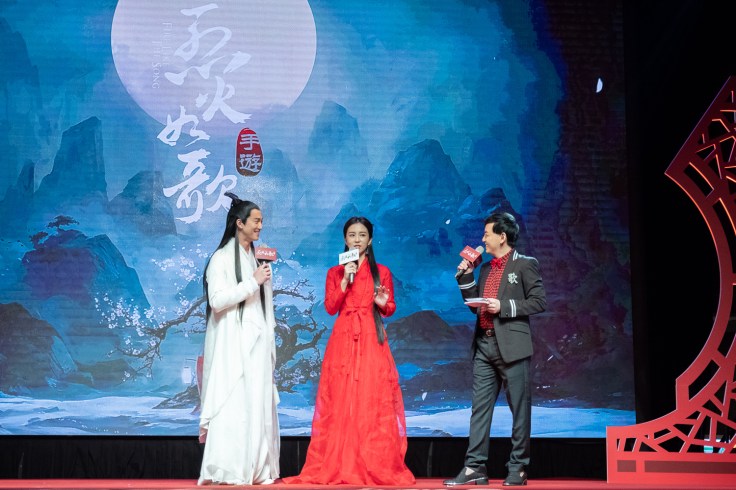 【圖】代言人吳慷仁及周曉涵接受主持人黃子佼訪問，兩人共同推薦大家一起來《烈火如歌》的遊戲世界裡體驗這款唯美的武俠手遊大作