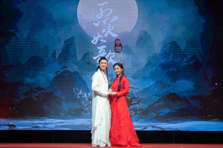 【圖】金鐘影帝吳慷仁及電眼女神周曉涵首次代言手遊獻給《烈火如歌》，兩人古裝扮相挑戰絕美武俠江湖傳奇