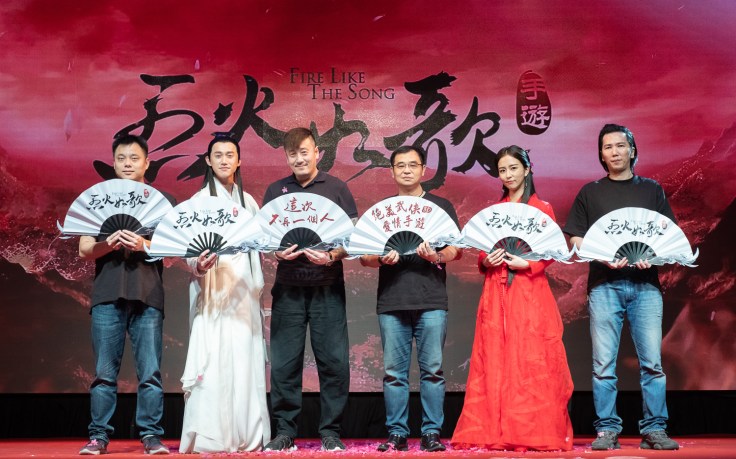 【圖】（由左至右）侵略火工作室總經理王唯翔、烈火如歌遊戲代言人吳慷仁、完美世界高級副總裁鐵雷、艾玩天地林阜民總經理、烈火如歌