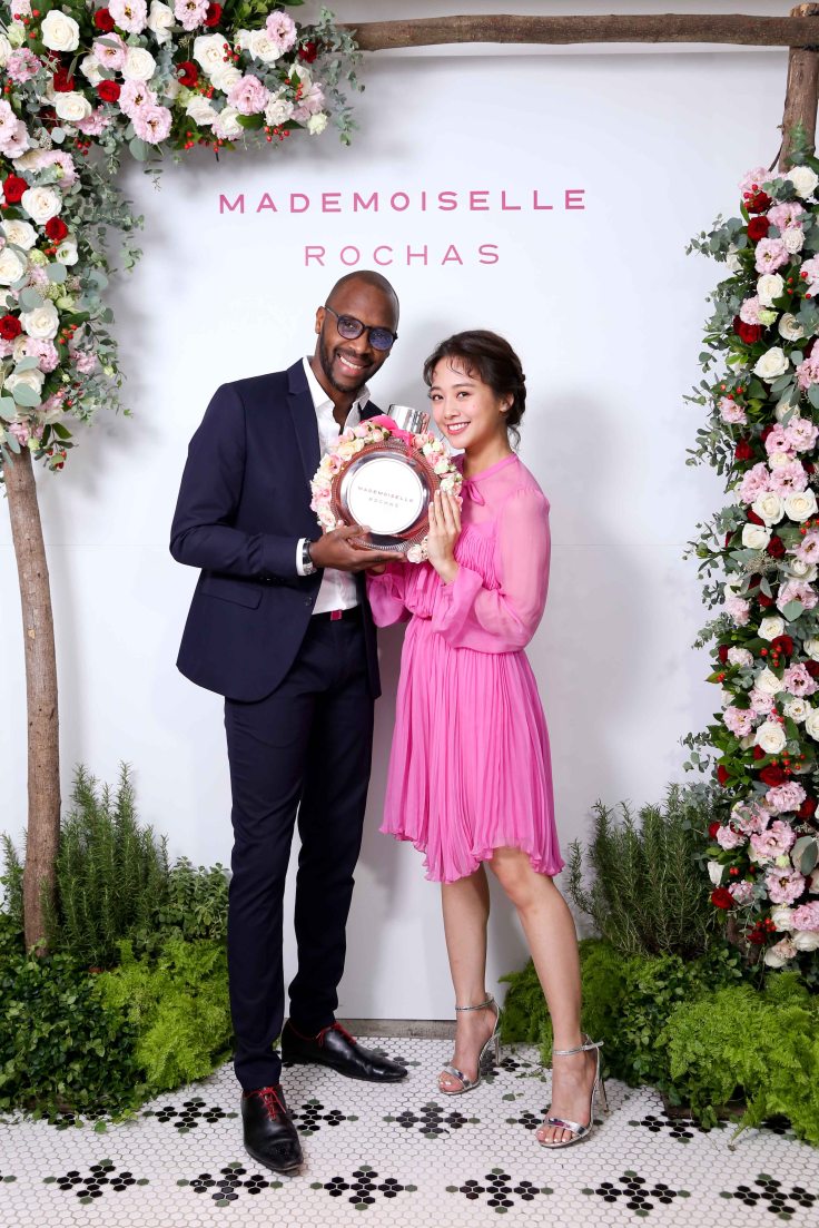 【新聞照片】鬼鬼身著全台唯一一件ROCHAS時裝 大方分享用香秘訣