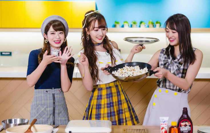 左起為櫻萌子、中間為三上悠亞、右邊為松田美子；三位組合為團體蜂蜜爆米花_exposure