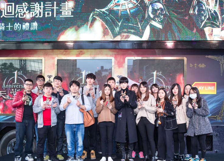 Bii親送「死騎公仔」與玩家近距離同樂。