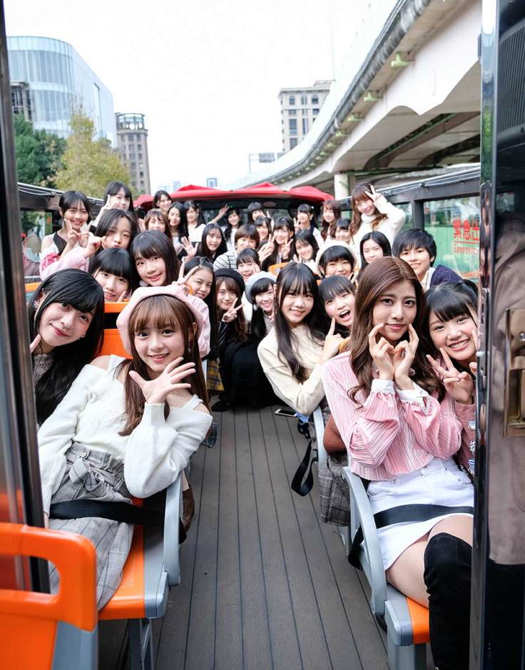 全體成員在巴士上熱鬧合照前往握手會現場