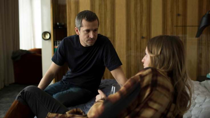 【非．虛構情事】劇照-吉翁卡列(左)嘴巴上對於她帶領出版社轉型數位化的高見表示認同，事實上他唯一認同的只有她青春的肉體