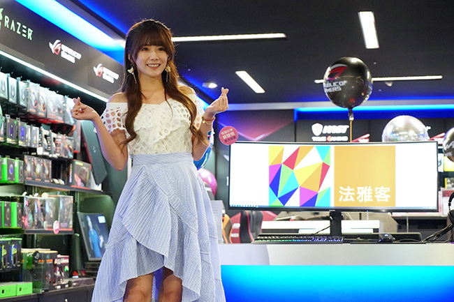 法雅客電競專區開幕記者會邀請到有著極高人氣的電競女神解婕翎任記者會活動嘉賓。(法雅客提供)3