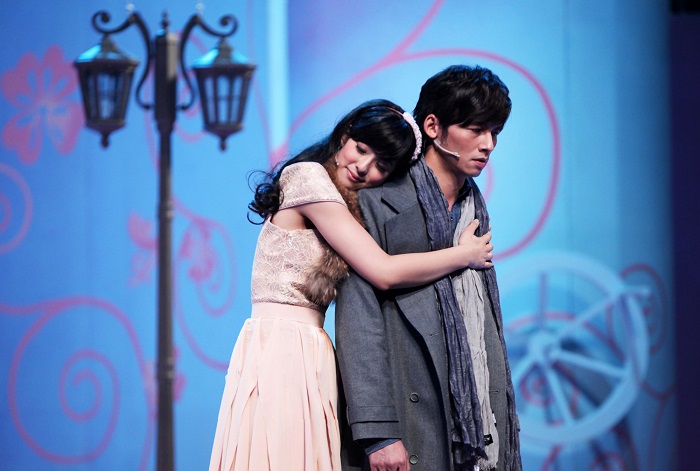 溫昇豪在《瘋狂偶像劇》飾演一位偶像劇製作人劉志豪,要讓賴雅妍飾演的安琪擺脫女二命運。(照片由全民大劇團提供)