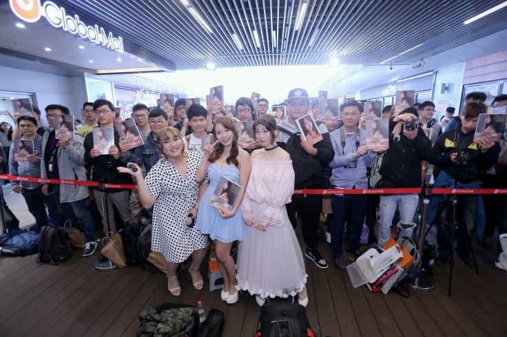 林莎好友黃小愛熱情站台主持，黃小愛(左)、林莎(中)、莉奈(右) 三人開心大合照