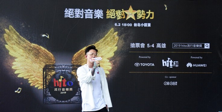 入圍最受歡迎新人的「全能創作才子」蕭秉治（廷廷），獻唱動人情歌〈愛過你有多久就有多痛〉